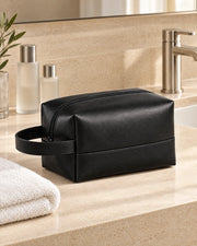 Beauty case ALTAIR nero accanto al lavabo