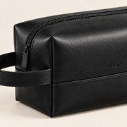 Dettaglio della finitura effetto pelle e della zip del beauty case ALTAIR nero
