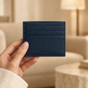 Portacarte ALTAIR blu notte portato con il logo ALTAIR visibile